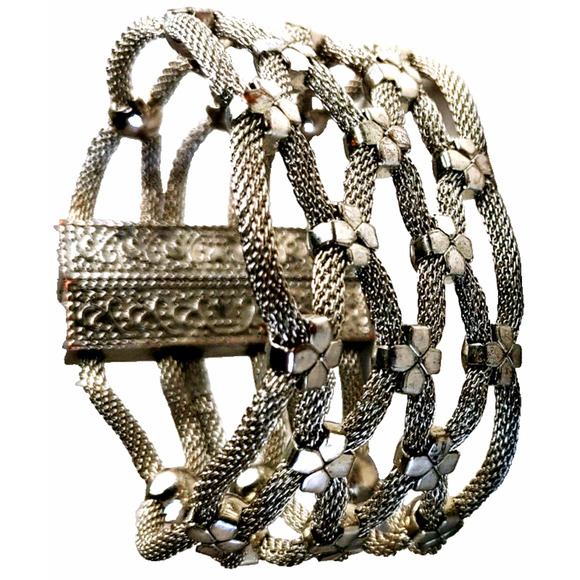 Chunky Bracelet Magnetic Silvertone Mesh Flower Modern 7.5" Flower-Pre Owned - Picture 1 of 16